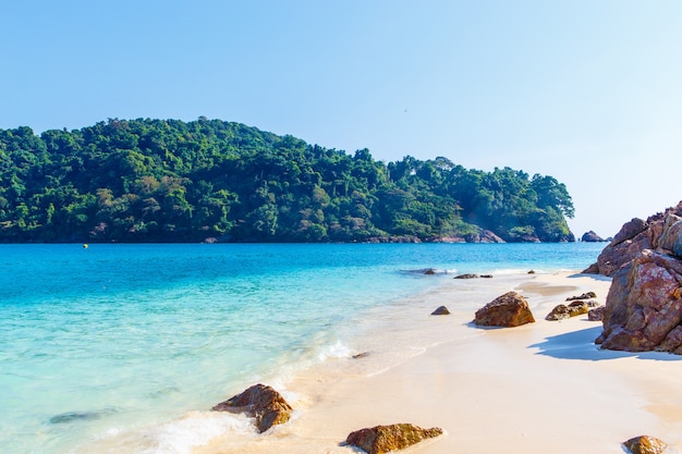 Bella spiaggia con spiaggia di sabbia bianca in thailandia