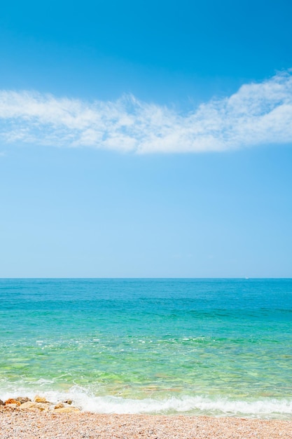 白い砂浜と青い海のある美しいビーチ。美しい夏の自然の背景。旅行先のコンセプト