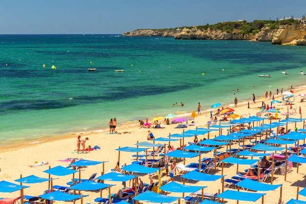 Прекрасные пляжи побережья Алгарве в Португалии, Armacao de Pera.