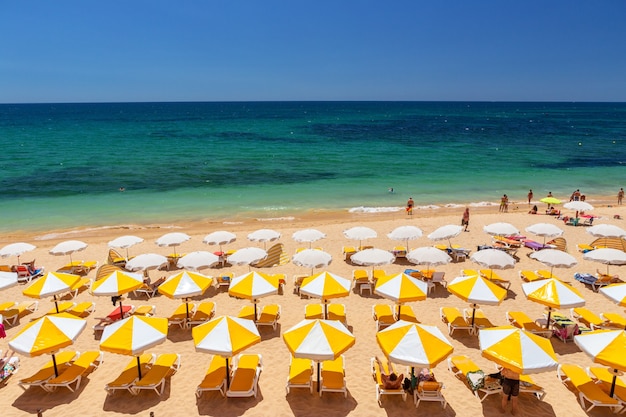 ポルトガルのアルガルヴェ海岸、アルマサンデペラの美しいビーチ。