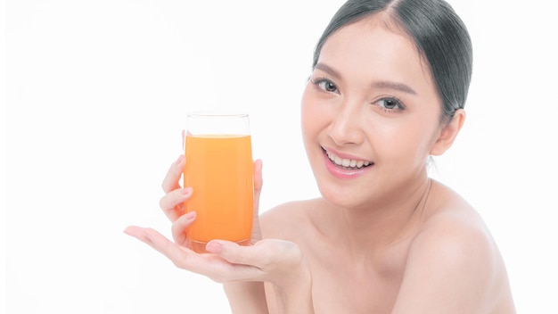 Bella bellezza donna asiatica ragazza carina sentirsi felice di bere succo d'arancia per una buona salute su sfondo bianco stile di vita bellezza donna concetto sano