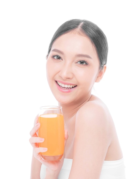 아름다운 아시아 여성 귀여운 소녀는 배경 라이프스타일 뷰티 우먼 건강한 개념에서 건강을 위해 오렌지 주스를 마시는 것을 행복하게 느낍니다.