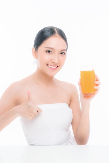 Красивая красавица азиатская женщина милая девушка чувствует себя счастливой, пьет апельсиновый сок для хорошего здоровья на белом фоне с копией пространства образ жизни красота женщина здоровая концепция