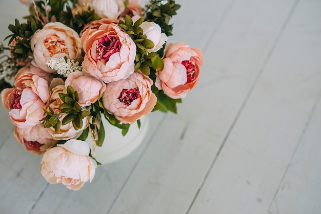 床のボックスに美しいベージュの花の花束