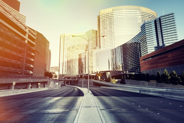 Photo beautiful big city view with empty road