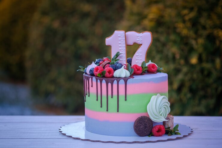 신선한 딸기와 화려한 크림으로 장식 된 숫자 17의 아름다운 생일 케이크