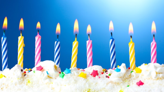 Photo beautiful birthday candles  on blue background