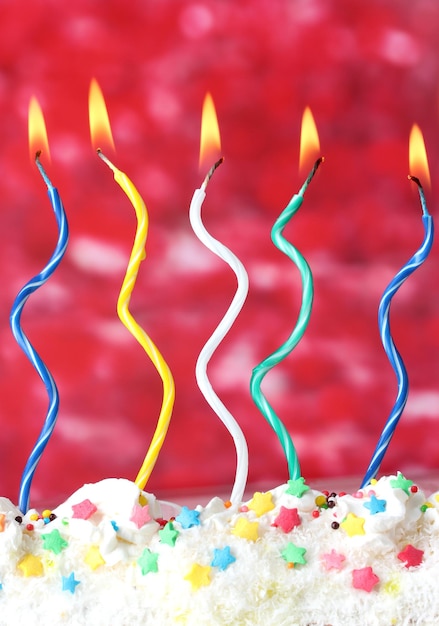 Photo beautiful birthday candles on red background