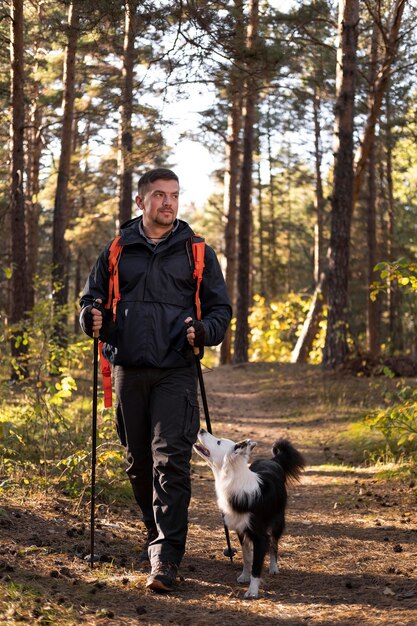 写真 美しい黒と白の犬と男の散歩