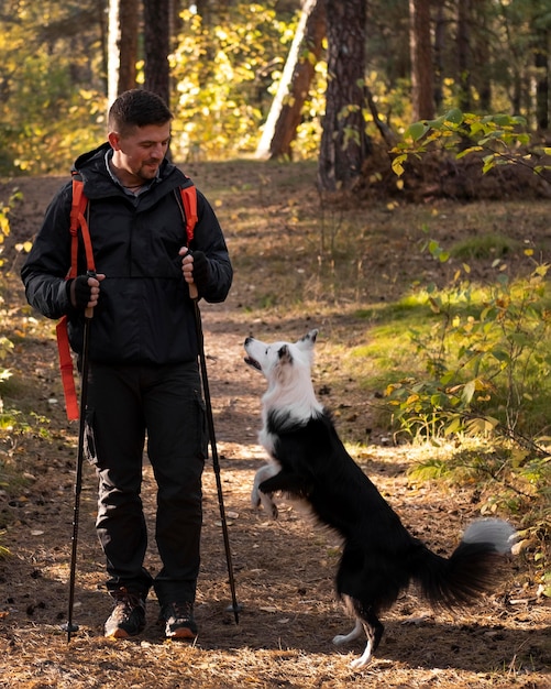 写真 屋外で遊ぶ美しい黒と白の犬