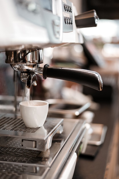 Bella mattina di caffè nero sulla macchina per il caffè