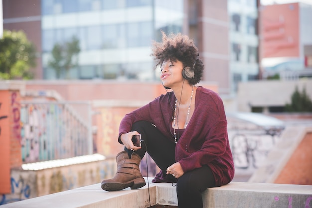 Photo beautiful black curly hair african woman listening to music