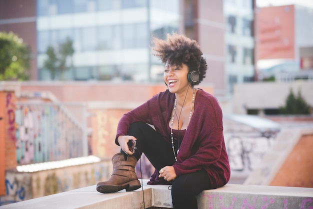 Photo beautiful black curly hair african woman listening to music