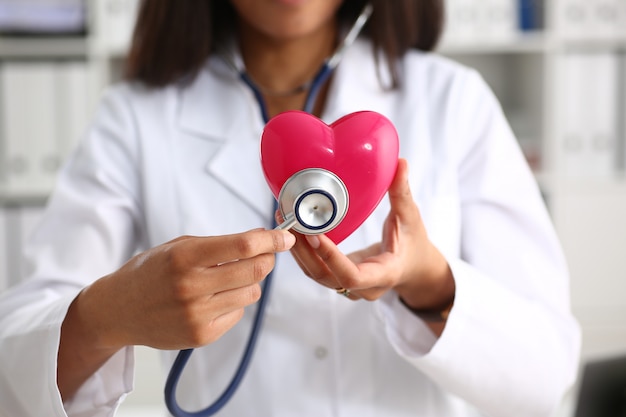 Bella tenuta femminile sorridente nera del medico