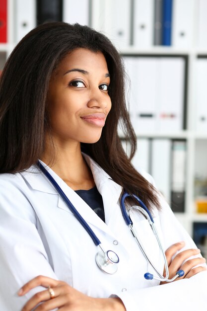 Photo beautiful black smiling female doctor portrait