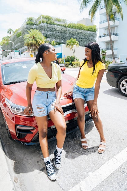 Красивые черные девочки-подростки проводят время вместе