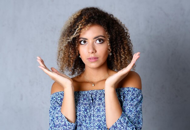 Photo beautiful black woman portrait hands up and