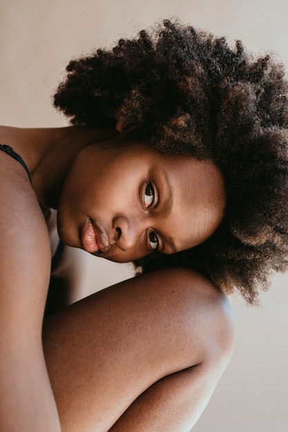 Foto bella donna di colore con i capelli afro