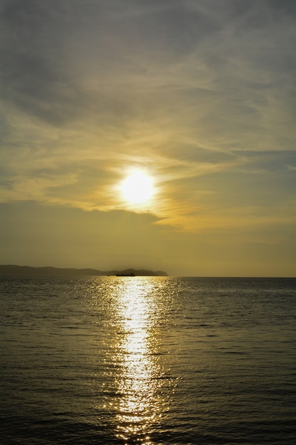 海の美しい燃えるような夕日の風景、ビーチ、熱帯のタイの島の素晴らしい夏の夕景。