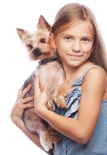 Bella ragazza bionda con il cane sveglio dell'yorkshire terrier isolato