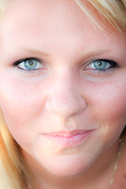 Photo beautiful blond girl woman with blue eyes