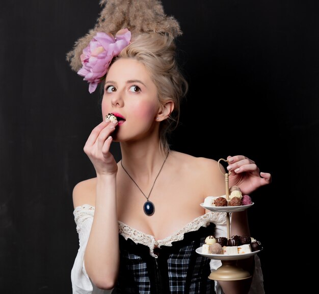 Photo beautiful blonde countess with chocolate candies