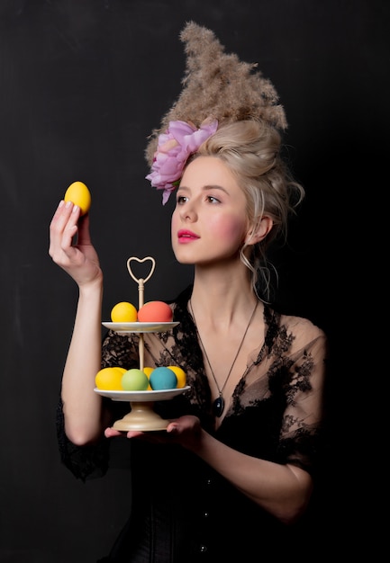 Photo beautiful blonde countess with an easter eggs