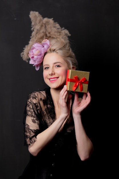 Photo beautiful blonde countess with a gift box