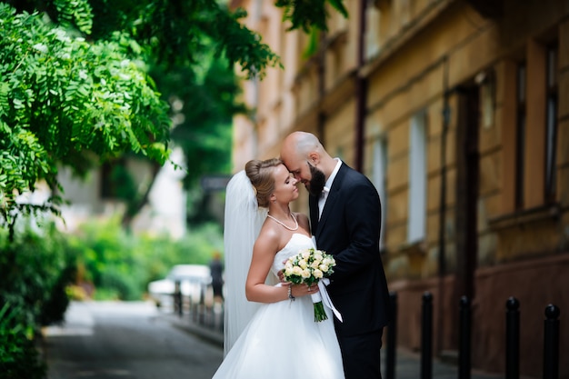 写真 美しい金髪のカップルの結婚式の日