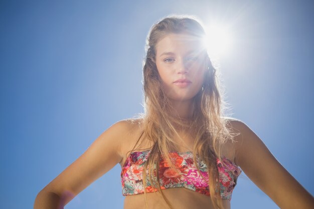 Photo beautiful blonde in floral bikini on the beach