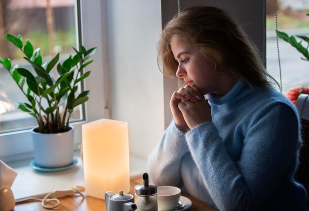 写真 カフェのテーブルで美しいブロンドの女の子