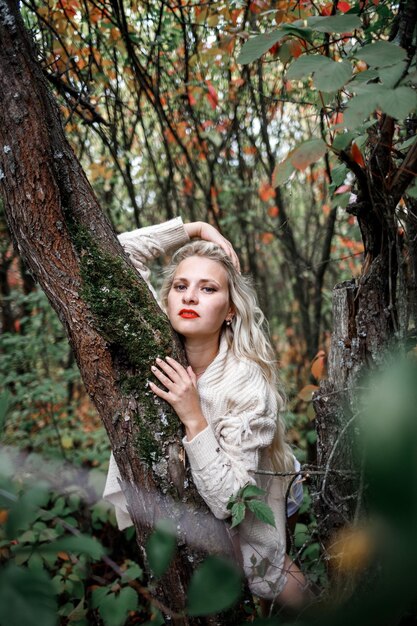 Foto bella ragazza bionda nella natura autunnale