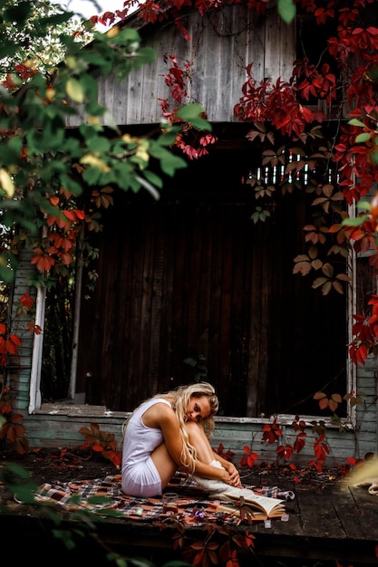 Foto bella ragazza bionda nella natura autunnale