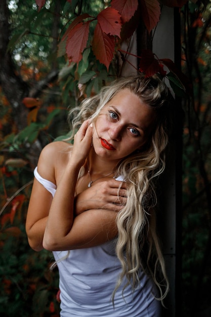 Foto bella ragazza bionda nella natura autunnale