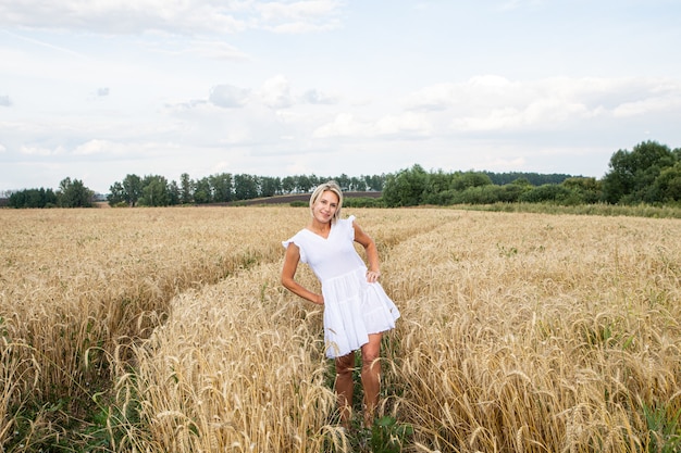 Красивая блондинка в пшеничном поле