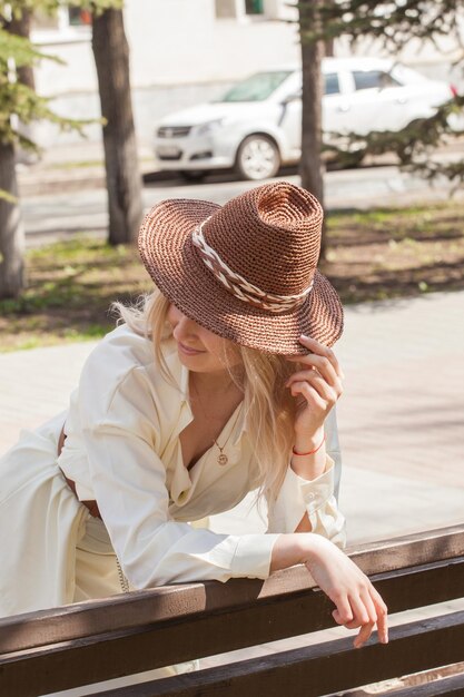 Bella bionda in una passeggiata con un cappello da cowboy