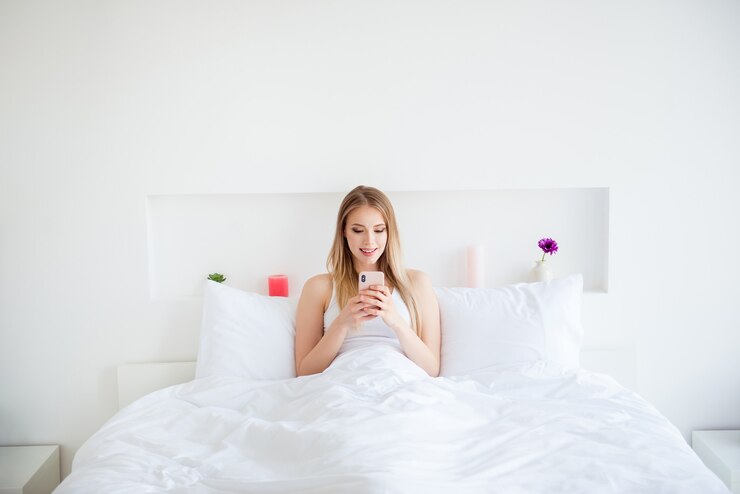 Photo beautiful blonde woman in her bed