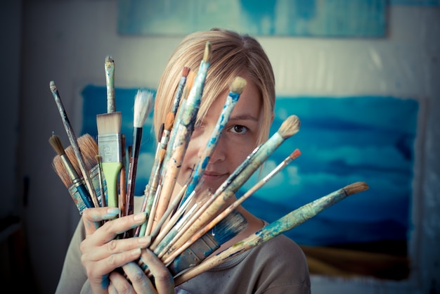 Photo beautiful blonde woman painter