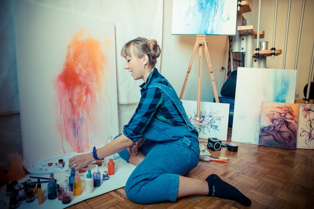 Photo beautiful blonde woman painter