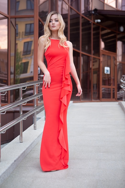 Foto una bella donna bionda in un vestito rosso