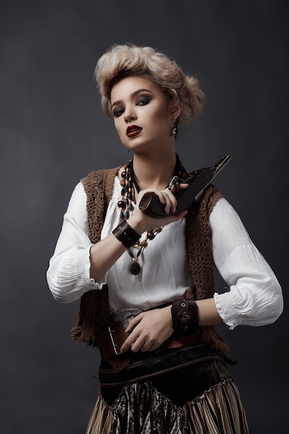 Bella donna bionda in costume stile steampunk