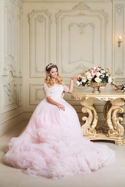 Photo beautiful blonde woman wearing gorgeous wedding dress