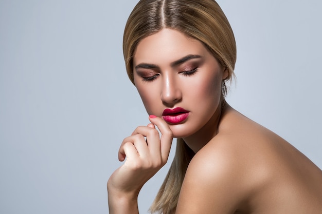 Photo beautiful blonde woman with red lips