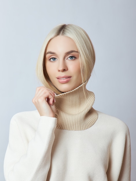 Красивая блондинка с шарфом Snood на шее