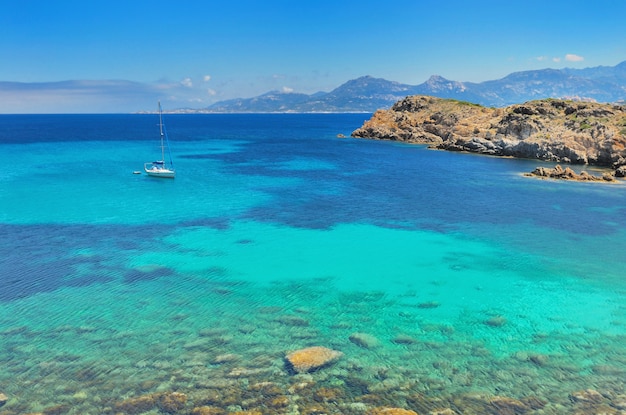 Красивое синее и чистое море на острове Корсика
