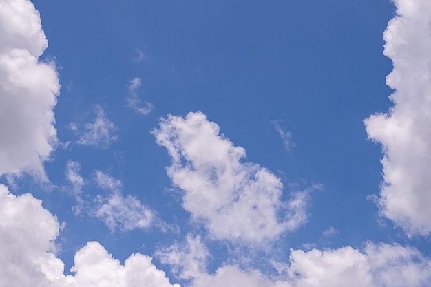 小さな雲と美しい青い澄んだ空の背景