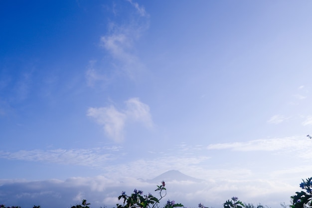 美しい青い雲と山