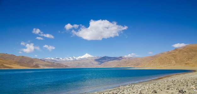 Bellissimo paesaggio di lago e montagna di colore blu in tibet