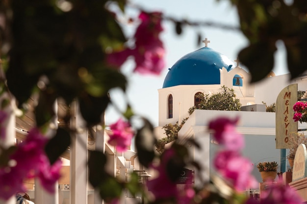 Foto bella cupola blu nella città di oia santorini grecia
