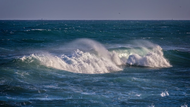美しい青い海の波